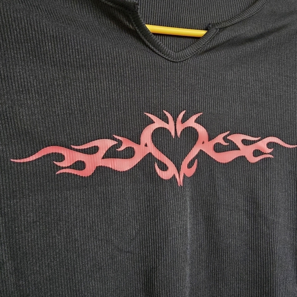 Black and Pink Y2K Flame Heart Long Sleeves Crop Top - Picture 5 of 8